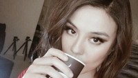  Secangkir kopi hangat jadi temannya untuk mengawali segudang aktivitasnya yang padat. Foto: Instagram Agnez Mo
