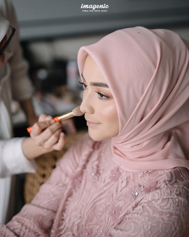 Untuk makeup, Citra Kirana memilih riasan flawless. Adalah makeup artist Kiranafary yang membuat penampilan bintang sinetron Tukang Bubur Naik Haji itu semakin memesona saat pengajian dan siraman menjelang pernikahannya dengan Rezky Aditya. Foto: instagram @imagenic
