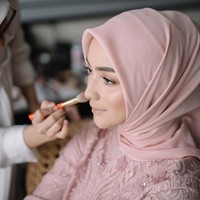 Untuk makeup, Citra Kirana memilih riasan flawless. Adalah makeup artist Kiranafary yang membuat penampilan bintang sinetron Tukang Bubur Naik Haji itu semakin memesona saat pengajian dan siraman menjelang pernikahannya dengan Rezky Aditya. Foto: instagram @imagenic