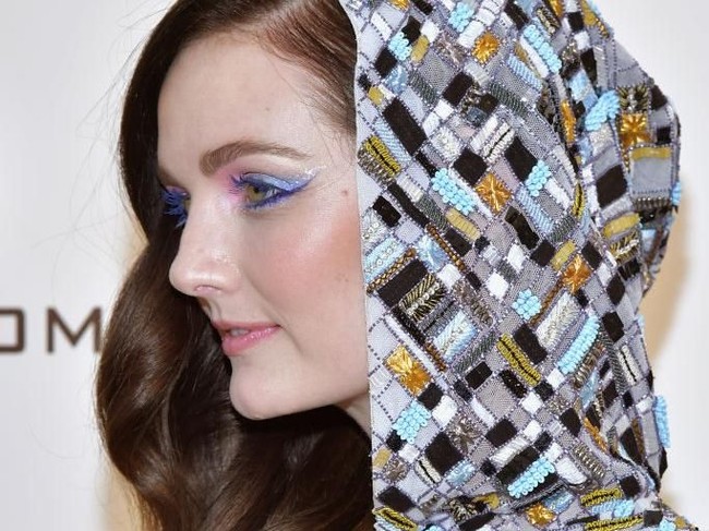 Glitter. Suka eyeliner ber-glitter? Maka kamu tipe yang menyukai hal-hal unik dan mencoba hal baru. Kamu tidak takut mengambil risiko dan cenderung masuk dalam kelompok para ekstrovert. Saat kumpul bersama teman atau keluarga, kamu yang selalu dipercaya untuk bisa menyemarakkan suasana karena kepribadian yang hangat, apa adanya dan ekspresif. Foto: Getty Images