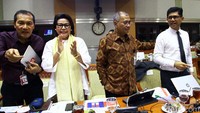 Seluruh pimpinan KPK hadir dalam rapat tersebut.