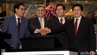 Direktur Bank Mantap Paulus Endra S, Direktur BEI Gede Nyoman Yetna, Komisaris Utama Bank Mantap Abdul Rachman dan Direktur Bank Mantap Nurkholis Wahyudi berbincang usai pencatatan perdana obligasi Penerbitan Umum Berkelanjutan Tahap 1 Tahun 2019 di Main Hall Bursa Efek Jakarta, Rabu, (27/11/2019).
