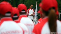 Jokowi mengatakan dukungan dari masyarakat Indonesia bisa menjadi pelecut semangat kontingen untuk berprestasi.
