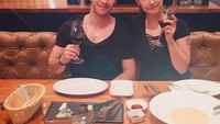 Tampaknya steak adalah makanan favorit Maria Ozawa dan kekasihnya. Ini momen lain ketika mereka menyantap steak di sebuah restoran.  Foto: instagram @maria.ozawa