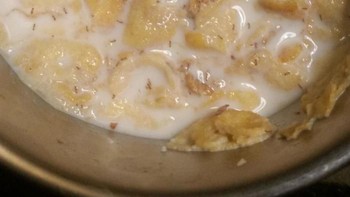 Baru mau makan baru ketahuan ada banyak makhluk mati di sereal. Foto: Bored Panda