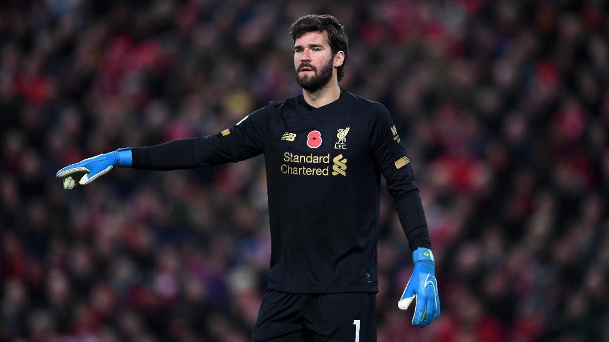 Jeda tengah musim di Liga Inggris, Alisson Becker berlatih di Fluminense (Foto: Laurence Griffiths/Getty Images)