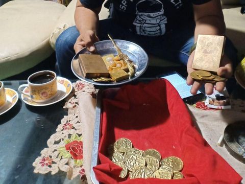 Ini Penampakan Emas Batangan-Koin Sukarno Hoax Kades di Bone