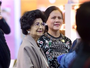Iriana Jokowi Lihat-lihat Produk Kecantikan Korea di K-Beauty Festival