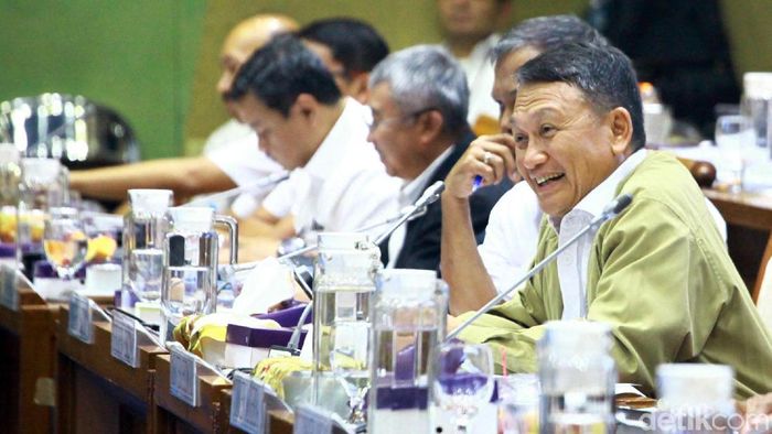 Kementerian ESDM dan DPR Rapat soal Persiapan Energi Ibu Kota Baru Komisi VII DPR RI hari ini menggelar rapat kerja dengan Kementerian Energi dan Sumber Daya Mineral (ESDM).