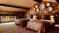 Dari ruang tidur pun traveler bisa melihat suasana di sekeliling pondok dari jendela kaca yang disediakan. Benar-benar menyatu dengan alam (dok Port Lympne Hotel dan Reserve)