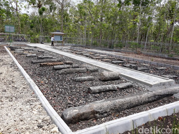 Melongok lebih jauh, terdapat puluhan situs prasejarah berupa menhir, kubur batu hingga batu kenong yang tertata rapi. (Pradito Rida Pertana/detikcom) Melongok lebih jauh, terdapat puluhan situs prasejarah berupa menhir, kubur batu hingga batu kenong yang tertata rapi. (Pradito Rida Pertana/detikcom)