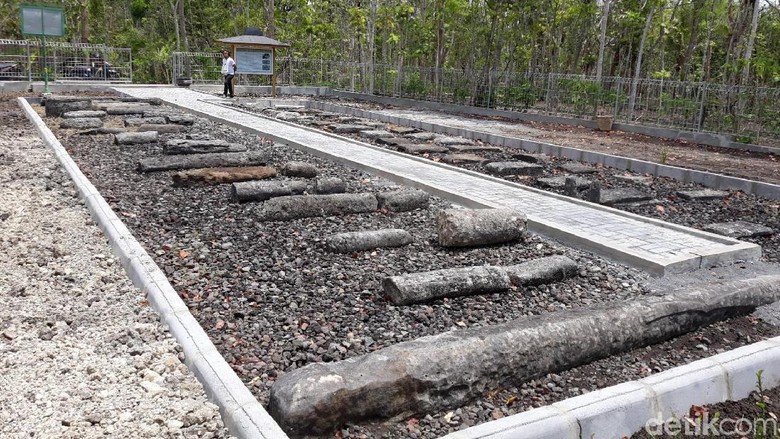 Puluhan menhir yang tertata rapi di penampungan situs Bleberan. (Pradito Rida Pertana/detikcom) Puluhan menhir yang tertata rapi di penampungan situs Bleberan. (Pradito Rida Pertana/detikcom)