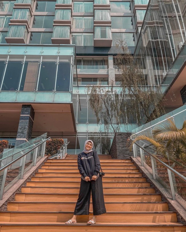 Melalui YouTube, Kesha dan Adhi menjawab pertanyaan yang diberikan oleh netizen. Salah satunya mengenai awal mula dia menggunakan hijab. ”Pas mau menjelang tunangan aku ngobrol sama tetehnya Adhi, Teh kayaknya Kesha mau suprise-in Adhi kalau mau pakai hijab seterusnya, begitu katanya. Adhi sendiri mengaku senang karena Kesha berubah. ”Campur aduk karena tidak akan menyangka akan secepat ini, ia memenuhi wish aku, ujarnya. Foto: Instagram @kesharatuliu05