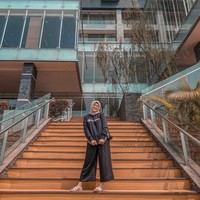 Melalui YouTube, Kesha dan Adhi menjawab pertanyaan yang diberikan oleh netizen. Salah satunya mengenai awal mula dia menggunakan hijab. ”Pas mau menjelang tunangan aku ngobrol sama tetehnya Adhi, Teh kayaknya Kesha mau suprise-in Adhi kalau mau pakai hijab seterusnya, begitu katanya. Adhi sendiri mengaku senang karena Kesha berubah. ”Campur aduk karena tidak akan menyangka akan secepat ini, ia memenuhi wish aku, ujarnya. Foto: Instagram @kesharatuliu05