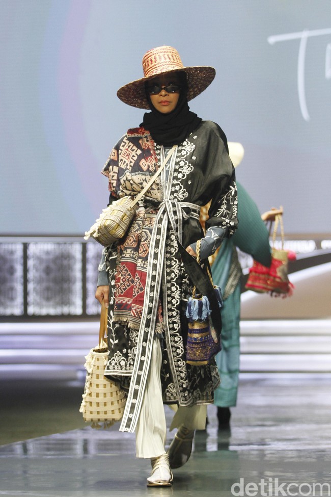 Desainer Vivi Zubedi memperagakan koleksi busananya berupa tas dari rumput melalui label The Purun Label di Indonesia Sharia Economic Festival [ISEF] 2019, Jakarta Convention Center, Jakarta. Kamis [14/11/2019]. Foto: Mohammad Abduh/Wolipop