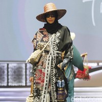 Desainer Vivi Zubedi memperagakan koleksi busananya berupa tas dari rumput melalui label The Purun Label di Indonesia Sharia Economic Festival [ISEF] 2019, Jakarta Convention Center, Jakarta. Kamis [14/11/2019]. Foto: Mohammad Abduh/Wolipop