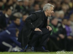Gaya Mourinho memberikan arahan kepada Harry Kane cs. AP Photo/Matt Dunham.