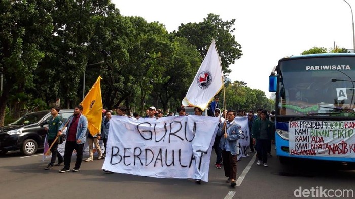 Demo tuntut kesejahteraan guru (M Rizki Pratama/detikcom)