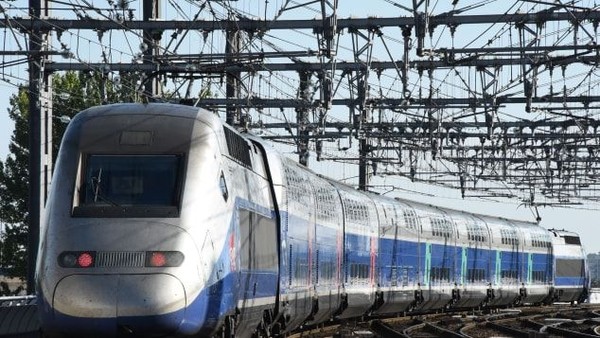 Jepang yang sukses dengan kereta berkecepatan tinggi selama empat dekade terakhir, diikuti Prancis. Negara ini sukses mengoperasikan Kereta a Grand Vitesse (TGV) antara Paris dan Lyon sejak 1981 (Foto: CNN) Jepang yang sukses dengan kereta berkecepatan tinggi selama empat dekade terakhir, diikuti Prancis. Negara ini sukses mengoperasikan Kereta a Grand Vitesse (TGV) antara Paris dan Lyon sejak 1981 (Foto: CNN)