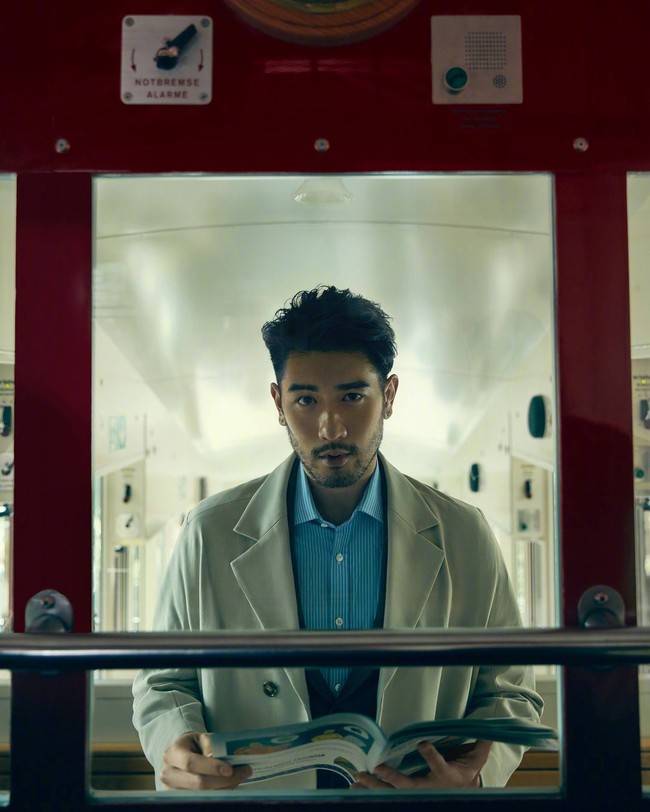 Godfrey Gao dilaporkan sedang syuting variety show Chase Me yang memang sebuah acara untuk memenangkan pertandingan. Produser acara mengatakan ia jatuh dan pingsan ketika berlari setelah itu dibawa ke rumah sakit dan dinyatakan meninggal sesampainya di sana. Dilaporkan jika Godfrey meninggal karena serangan jantung. Foto: Instagram @godfreygao