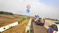Hingga pukul 11.00 WIB, petugas Tol Sumo masih melakukan evakuasi bus yang terperosok ke area persawahan. Arus jalan tol sudah kembali normal.