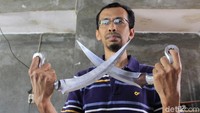 Pasalnya, segmen pasarnya masih terbatas. Pria berkacamata itu membanderol pisau-pisau buatannya dengan harga bervariasi mulai dari harga Rp 350 ribu-Rp 5 juta, tergantung ukuran dan kerumitan pisau.