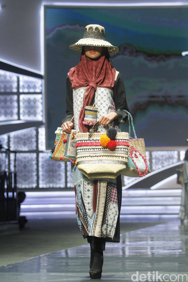Desainer Vivi Zubedi memperagakan koleksi busananya berupa tas dari rumput melalui label The Purun Label di Indonesia Sharia Economic Festival [ISEF] 2019, Jakarta Convention Center, Jakarta. Kamis [14/11/2019]. Foto: Mohammad Abduh/Wolipop