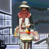 Desainer Vivi Zubedi memperagakan koleksi busananya berupa tas dari rumput melalui label The Purun Label di Indonesia Sharia Economic Festival [ISEF] 2019, Jakarta Convention Center, Jakarta. Kamis [14/11/2019]. Foto: Mohammad Abduh/Wolipop