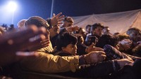 Mereka menanti bantuan dari pemerintah. AP Photo/Petros Giannakouris.