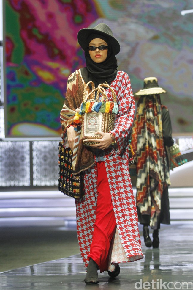 Desainer Vivi Zubedi memperagakan koleksi busananya berupa tas dari rumput melalui label The Purun Label di Indonesia Sharia Economic Festival [ISEF] 2019, Jakarta Convention Center, Jakarta. Kamis [14/11/2019]. Foto: Mohammad Abduh/Wolipop