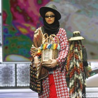 Desainer Vivi Zubedi memperagakan koleksi busananya berupa tas dari rumput melalui label The Purun Label di Indonesia Sharia Economic Festival [ISEF] 2019, Jakarta Convention Center, Jakarta. Kamis [14/11/2019]. Foto: Mohammad Abduh/Wolipop