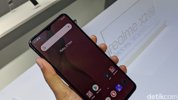 Secara spesifikasi tidak ada perbedaan dari versi standar. Layarnya mengusung AMOLED berukuran 6,5 inch. Foto: Adi Fida Rahman/detikINET