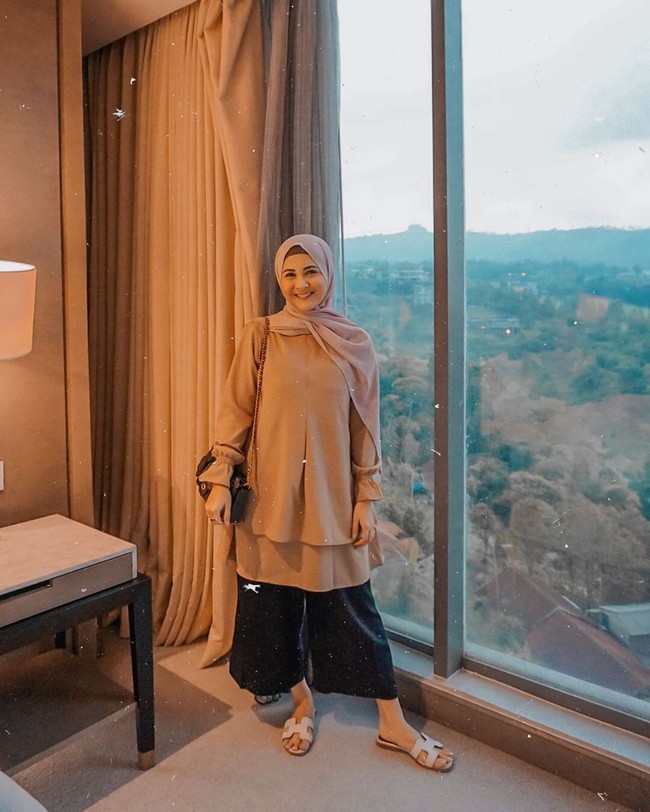 Dalam video di akun YouTube Adhi Permana itu Kesha Ratuliu juga mengatakan bahwa berhijab merupakan salah satu syarat yang diberikan Adhi untuk menikah. “Sebenernya itu adalah syarat Adhi untuk bisa menjadi istrinya. Dan memang setelah menikah bukan karena mau menikah tetapi karena memang sudah waktunya saja,” jelas Kesha pada video yang diunggah pada 15 November 2019. Foto: Instagram @kesharatuliu05