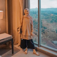 Dalam video di akun YouTube Adhi Permana itu Kesha Ratuliu juga mengatakan bahwa berhijab merupakan salah satu syarat yang diberikan Adhi untuk menikah. “Sebenernya itu adalah syarat Adhi untuk bisa menjadi istrinya. Dan memang setelah menikah bukan karena mau menikah tetapi karena memang sudah waktunya saja,” jelas Kesha pada video yang diunggah pada 15 November 2019. Foto: Instagram @kesharatuliu05