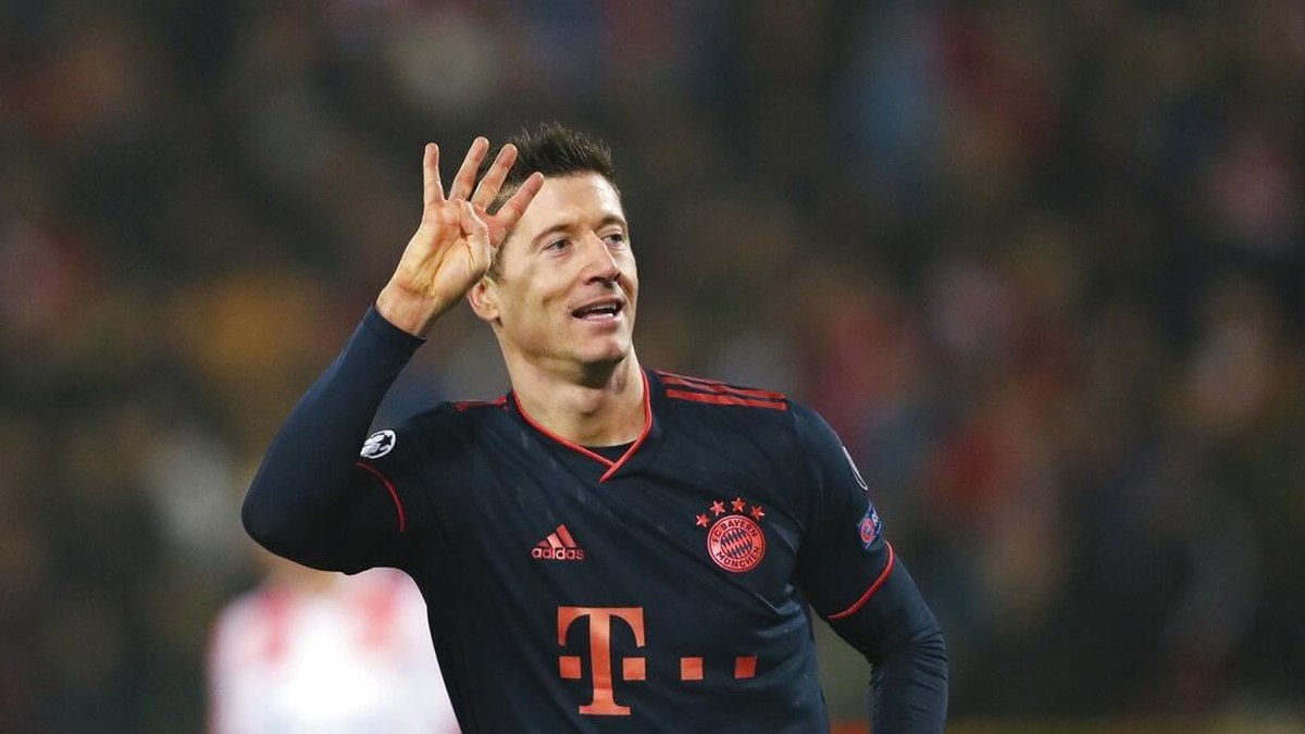 Robert Lewandowski akan menjalani operasi pangkal paha (Foto: Darko Vojinovic / AP Photo)