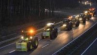 Diperkirakan ada lebih dari 5 ribu traktor yang turun ke jalan mengikuti aksi protes para petani tersebut. Para petani dari berbagai daerah di Jerman itu bersama-sama mengendarai traktor mereka menuju ke pusat Kota Berlin untuk melakukan aksi protes. Julian Staehle/dpa via AP.