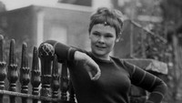 Ternyata sejak tahun 1967 Judi sudah lekat dengan gaya rambut pendeknya. Keystone/Getty Images