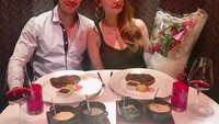 Saat hari Valentines Maria Ozawa tampil seksi saat makan bersama dengan kekasihnya. Mereka menyantap steak untuk merayakan hari spesial tersebut. Foto: instagram @maria.ozawa