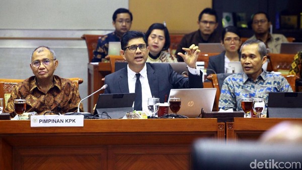 Komisi III Cecar Kasus-kasus Belum Selesai di KPK