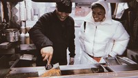 Sering berkunjung ke New York, Agnez paling suka hidangan kaki lima atau street food dari kota metropolitan itu. Foto: Instagram - Agnez Mo