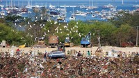 Foto itu diambil dan dibagikan sekitar bulan Maret 2018. Pulau Dewata Bali pun semakin tersohor. Tapi bukan karena keindahan pemandangan bawah lautnya, melainkan kotornya perairan dan dasar laut Pulau Bali oleh pencemaran sampah, khususnya plastik. Seperti yang terlihat digambar ini juga.