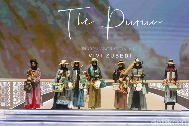 Desainer Vivi Zubedi memperagakan koleksi busananya berupa tas dari rumput melalui label The Purun Label di Indonesia Sharia Economic Festival [ISEF] 2019, Jakarta Convention Center, Jakarta. Kamis [14/11/2019]. Foto: Mohammad Abduh/Wolipop
