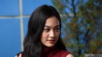 Pemeran Dinda itupun harus jadi wanita yang centil dan genit. Pool/Noel/detikFoto.