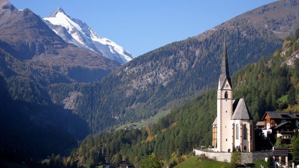 Cinta petualangan? Kunjungilah Grossglockner High Alpine Road, Austria. Terlihat Gereja Ziarah St. Vincent bergaya gotik yang jadi gambar kartu pos (Foto: CNN)