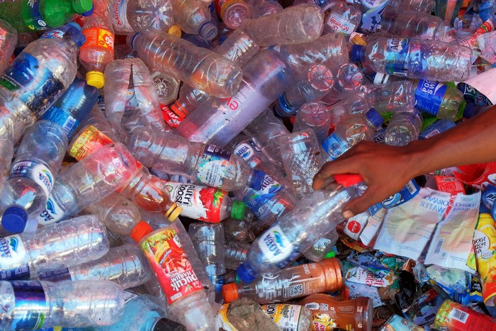 Pekerja memilah sampah botol plastik bekas minuman yang akan diolah di kawasan Badung.