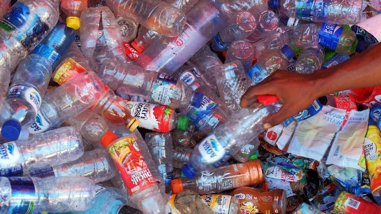 MENGATASI SAMPAH PLASTIK Di PULAU DEWATA Pekerja memilah sampah botol plastik bekas minuman yang akan diolah di kawasan Badung.