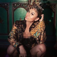 Pemotretan dengan Rio Motret, wanita yang kini berkarier di Amerika Serikat ini memadukan gaya seksi dan tradisional dengan mengenakan korset dan kebaya motif batik yang dipercantik ornamen lace pada bagian bahu. Foto: Instagram/@agnezmo