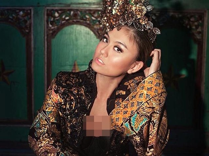 Agnez Mo pakai kebaya Agnez Mo pakai kebaya