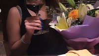 Dengan mengenakan dress berwarna hitam, ia tampak cantik sambil memegang minuman ditangannya saat berada di sebuah kafe. Foto: instagram @maria.ozawa