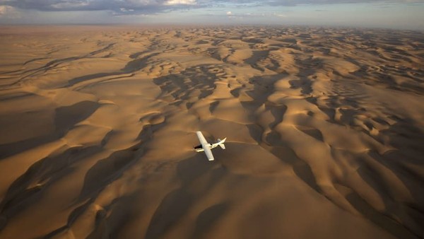 Anda juga bisa bersafari menggunakan pesawat pribadi di Gurun Kalahari, Botswana. Ini salah satu cara untuk melihat lanskap luar biasanya (Foto: CNN)